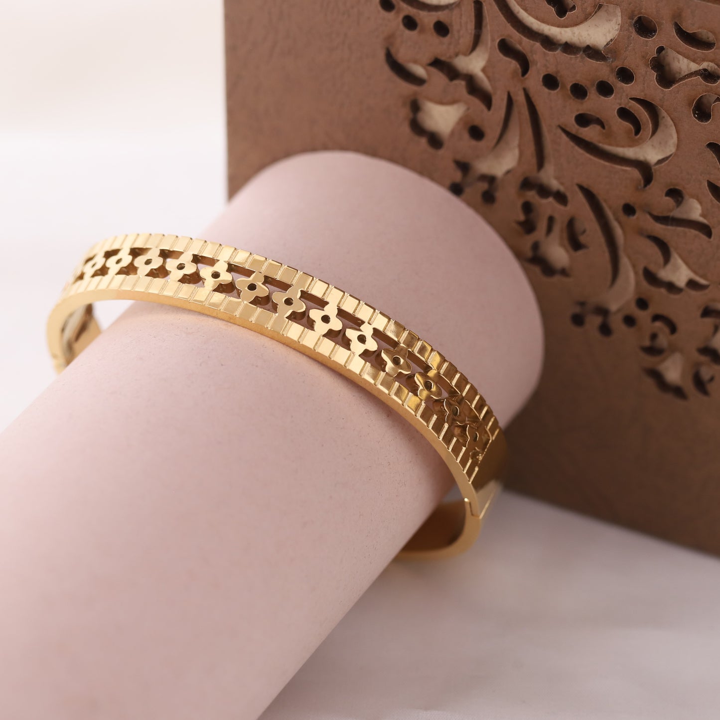 Elora Elora Regal Grace Gold-Plated Cutwork Bracelets